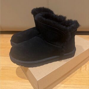 Ugg mini size 6 women’s